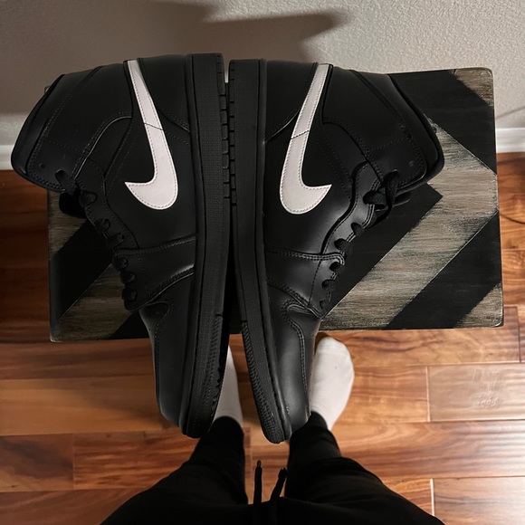 Jordan 1 Mid - Picture 9 of 12